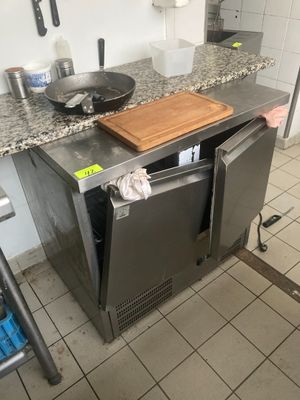 une cuisine équipée d'un évier et d'un lave-vaisselle
