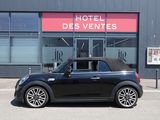 La voiture est garée devant l'Hôtel des Ventes.