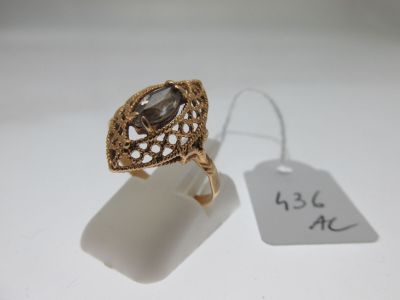 gros plan d'une bague à laquelle est attachée une étiquette