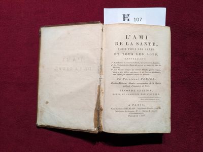 un livre ouvert sur lequel se trouve une feuille de papier