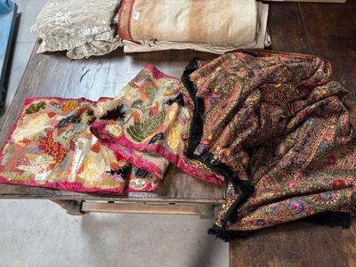 un tas de vêtements posé sur une table en bois dans une pièce