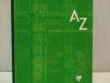 Le livre est vert, avec des lettres blanches, et une couverture noire