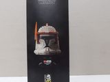 the box of the lego star wars figurine has a helmet on top of it