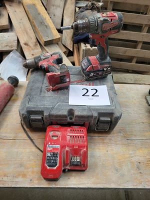 certains outils sont posés sur une table sur laquelle figure un numéro
