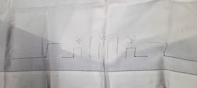 un gros plan d'une chemise blanche sur laquelle figurent des inscriptions noires