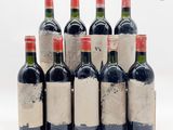 six bouteilles de vin sont alignées sur une surface blanche