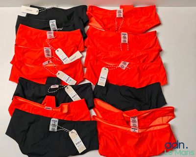 Trois paires de sous-vêtements pour homme sont alignées sur une table