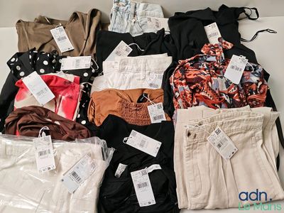 de nombreux types de vêtements exposés sur une table