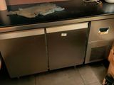 une petite cuisine équipée d'un micro-ondes et d'un lave-vaisselle posés sur le plan de travail