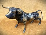 une statue de taureau avec une étiquette autour du cou
