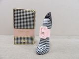 un flacon de parfum en forme de chaussure à côté d'une boîte de parfum