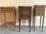 trois tables en bois munies de tiroirs dans une pièce