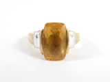 un gros plan d'une bague sertie d'une grosse citrine