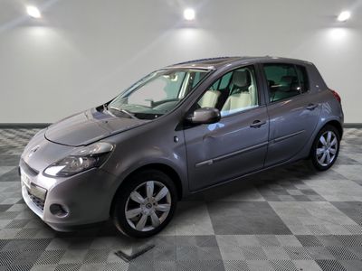 la photo d'une voiture argentée garée dans un garage