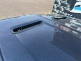 un gros plan du capot d'une voiture sur lequel est collé un autocollant