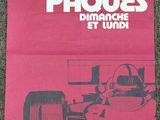une affiche rose sur laquelle figure l'image d'une voiture de course