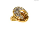 gros plan d'une bague en or avec des diamants sur fond blanc