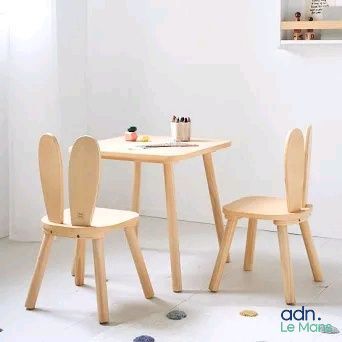 deux chaises en bois et une table dans une pièce blanche