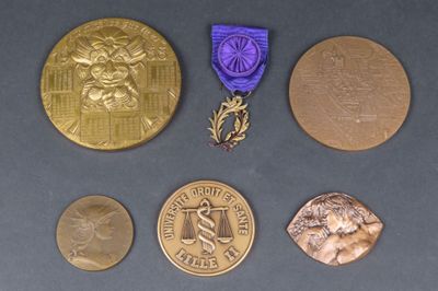 Lot comprenant : 1 médaille en bronze d'après Henri Dubois "…