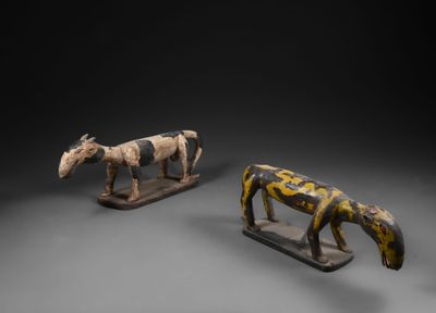 deux petites figurines en bois représentant des chevaux et une girafe