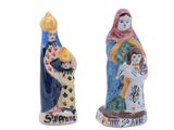deux figurines représentant une femme et un homme tenant un enfant dans leurs bras