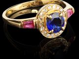une photo d'une bague sertie d'un saphir bleu et d'un saphir rose sur un fond noir