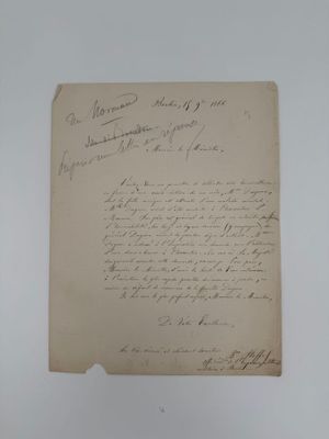 un gros plan d'un morceau de papier sur lequel on a écrit