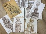 plusieurs dessins représentant une femme assise sur un plancher en bois