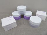 plusieurs pots de crème et des pots de crème posés sur une table