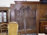une grande armoire en bois surmontée d'un miroir
