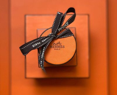 une boîte orange surmontée d'un ruban noir