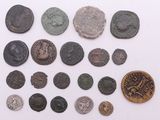 un assortiment de pièces romaines et de pièces sur un fond blanc