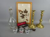 une photo d'une photo représentant un vase, une bougie et une photo d'une plante