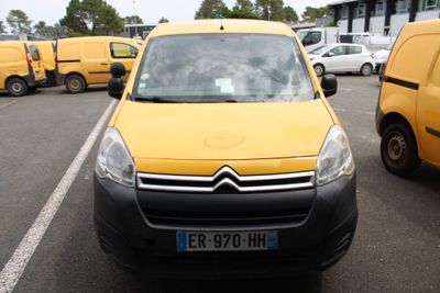 une camionnette jaune garée sur un parking à côté d'autres voitures