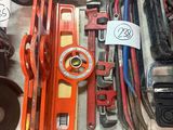 un grand nombre d'outils qui se trouvent sur le sol