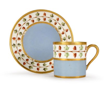 une tasse et une soucoupe posées à côté d'une assiette
