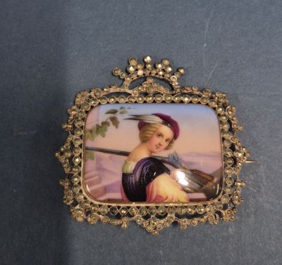 une image représentant une femme tenant un oiseau sur une broche