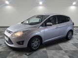 La Ford C-Max argentée est garée sur un sol à damier