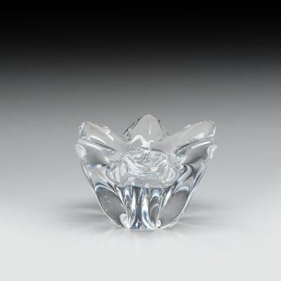 une image représentant un vase en verre transparent posé sur une table