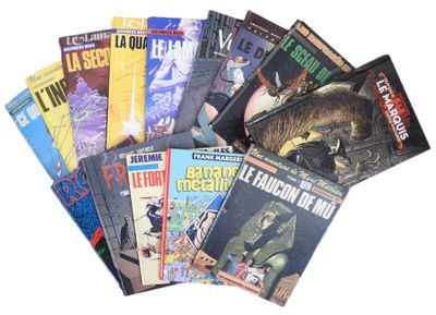 un grand nombre de bandes dessinées sur la table