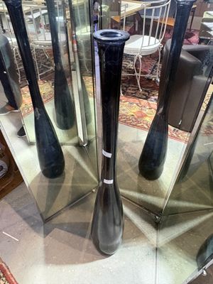 quatre vases noirs exposés dans une vitrine