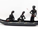 trois figurines représentant des personnes dans un bateau, sur fond blanc