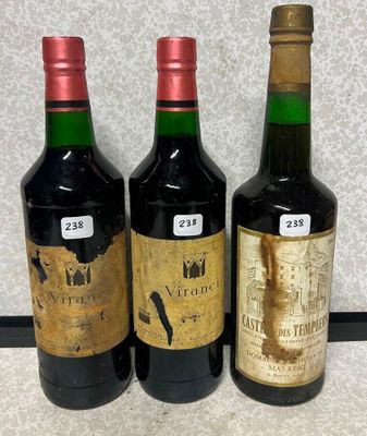 trois bouteilles de vin posées les unes à côté des autres sur un plan de travail