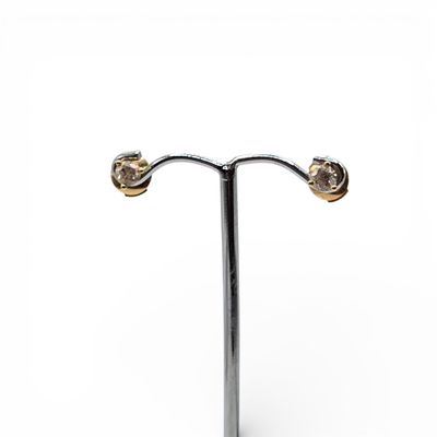 Paire de puces d’oreilles en or jaune (750 millièmes) sertie…