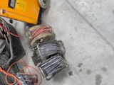 un tas de fils par terre, à côté d'une paire de chaussures
