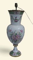 Imposant vase en porcelaine à décor émaillé peint à la main …