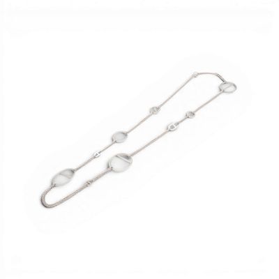 une paire de boucles d'oreilles en argent plaqué ornées de perles sur fond blanc