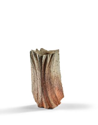 une image représentant un vase orné d'un motif marron et blanc