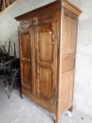 Armoire ouvrant à deux vantaux sculptés et à deux panneaux.