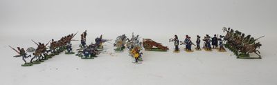 un grand nombre de figurines posées sur une table